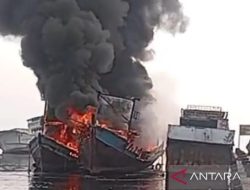 Gulkarmat Padamkan Kapal Terbakar saat Sandar di Dermaga Muara Angke