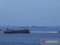 Tanker Meledak saat Berusaha Lewat Selat Hormuz Penuh Ranjau