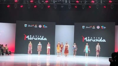Warga Rusun Marunda Hadirkan Koleksi Batik di Indonesia Fashion Week