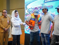Dorong Zero Accident, Kemenhub Bagikan Ribuan Life Jacket untuk Nelayan Cilacap!