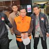 Bungkam Saat Keluar Pakai Rompi Oranye, Anggota DPRD Jatim Resmi Dijebloskan ke Tahanan KPK