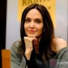 Putri Brad Pitt-Angelina Jolie Ajukan Petisi Hilangkan “Pitt”