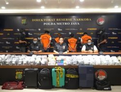 Awalnya 3 Cartridge di Paper Bag, Polisi Ringkus 4 Orang dan Sita 8.698 Cairan Etomidate!