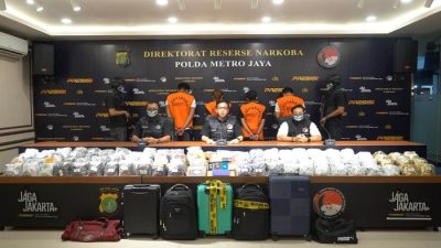 Awalnya 3 Cartridge di Paper Bag, Polisi Ringkus 4 Orang dan Sita 8.698 Cairan Etomidate!