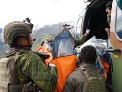 Evakuasi Dramatis Pilot AMA Air yang Ditembak di Yahukimo, TNI Kerahkan Helikopter Caracal
