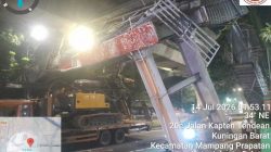 Gegara Sopir Main HP, Truk Pengangkut Ekskavator Sangkut dan Bikin JPO Tendean Rusak Parah!