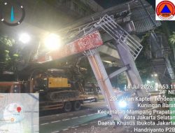 Gegara Sopir Main HP, Truk Pengangkut Ekskavator Sangkut dan Bikin JPO Tendean Rusak Parah!