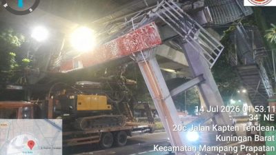 Gegara Sopir Main HP, Truk Pengangkut Ekskavator Sangkut dan Bikin JPO Tendean Rusak Parah!