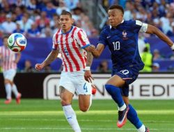 Drama VAR Berujung Penalti, Mbappe Bawa Prancis Segel Tiket Delapan Besar