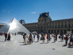 Prancis Mendidih! Menara Eiffel hingga Museum Louvre Terpaksa Tutup Lebih Awal