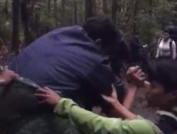 Dramatis! Pendaki 145 Kg Alami Mati Rasa di Gunung Gede, Evakuasi Pakai Sarung