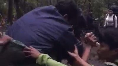 Dramatis! Pendaki 145 Kg Alami Mati Rasa di Gunung Gede, Evakuasi Pakai Sarung