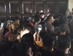 Diduga Jual Murid SD ke Suami Bejat, Oknum Guru PNS di Tanjungbalai Dievakuasi Polisi dari Amuk Warga