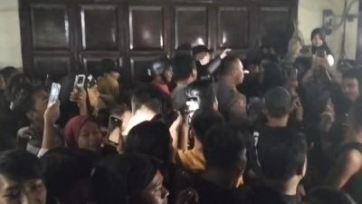Diduga Jual Murid SD ke Suami Bejat, Oknum Guru PNS di Tanjungbalai Dievakuasi Polisi dari Amuk Warga