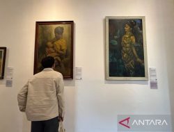 Lukisan berjudul "Dewi" 1962 karya Agus Djaya (kanan) yang dipamerkan dalam "The Adam Malik Collection" di Museum Seni Rupa dan Keramik, jakarta, Kamis (20/8/2026). Lukisan ini menggambarkan perempuan mengenakan busana dan perhiasan yang terinpirasi dari relief candi-candi Hindu-Budha di Jawa, menghadirkan kembali jejak sejarah dan spiritual dalam bahasa seni lukis modern. ANTARA/Lia Wanadriani Santosa/am.
