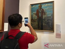 Seorang pengunjung memotret lukisan berjudul "Maka Lahirlah Angkatan 66" karya S. Sudjojono, dalam pameran "The Adam Malik Collection" di Museum Seni Rupa dan Keramik (MSRK) Jakarta, Kamis (20/8/2026). ANTARA/Lia Wanadriani Santosa/am.