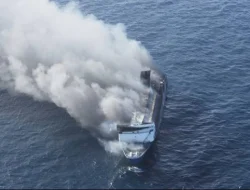 Dihantam Gelombang 3 Meter, Pencarian Korban KMP Mutiara Sentosa 2 Dihentikan Sementara!