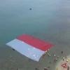 Sambut HUT RI, Lanal Banten Bentangkan Merah Putih di laut