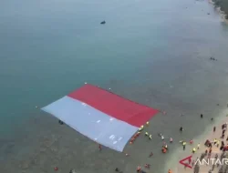 Sambut HUT RI, Lanal Banten Bentangkan Merah Putih di laut