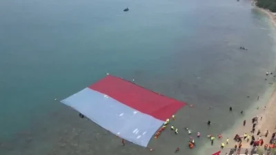 Sambut HUT RI, Lanal Banten Bentangkan Merah Putih di laut