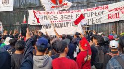 Bawa Keranda ‘Hukum Mati Koruptor’, Massa AMPB Kepung Gerbang Utama DPR
