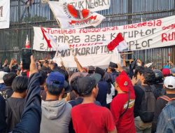 Bawa Keranda ‘Hukum Mati Koruptor’, Massa AMPB Kepung Gerbang Utama DPR