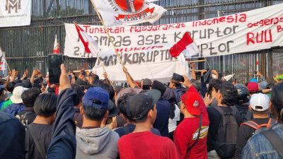 Bawa Keranda ‘Hukum Mati Koruptor’, Massa AMPB Kepung Gerbang Utama DPR