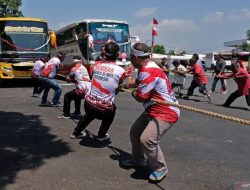 Lomba Tarik Bus Meriahkan HUT RI di Kalideres