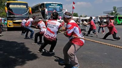 Lomba Tarik Bus Meriahkan HUT RI di Kalideres