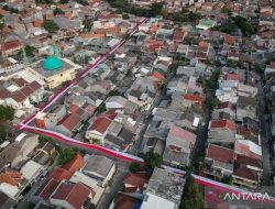 Warga Bentangkan Bendera Merah Putih Sepanjang 400 Meter Sambut HUT ke-81 RI di Tangerang
