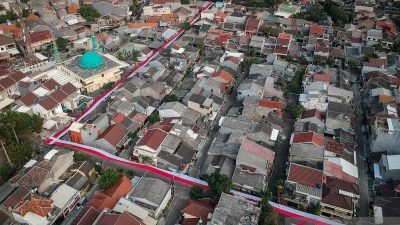 Warga Bentangkan Bendera Merah Putih Sepanjang 400 Meter Sambut HUT ke-81 RI di Tangerang