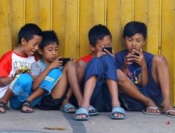 Ngeri! Ini Sederet Bahaya Fisik dan Mental Jika Anak Kecanduan Main HP versi KPAI