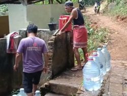 Kemarau Panjang, Warga Pingku Bogor Tempuh 4 Kilometer Demi Air Bersih