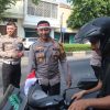 Aksi Kapolres Pasuruan Kota Pasang Bendera Merah Putih di Motor Ojol & Becak, Menyapa Pejuang Jalanan!