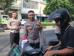 Aksi Kapolres Pasuruan Kota Pasang Bendera Merah Putih di Motor Ojol & Becak, Menyapa Pejuang Jalanan!