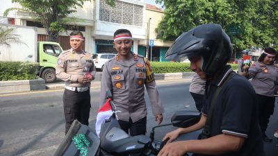 Aksi Kapolres Pasuruan Kota Pasang Bendera Merah Putih di Motor Ojol & Becak, Menyapa Pejuang Jalanan!