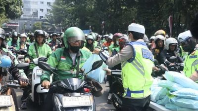 Pererat Silaturahmi, Polda Metro Jaya Bagikan 250 Paket Sembako Untuk Ojol
