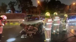 Tragedi Dini Hari Tol Jagorawi: Mercedes-Benz Hantam Truk Hingga Hangus Terbakar, 2 Orang Tewas!