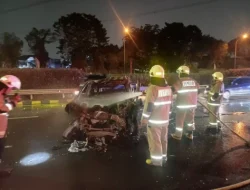 Tragedi Dini Hari Tol Jagorawi: Mercedes-Benz Hantam Truk Hingga Hangus Terbakar, 2 Orang Tewas!