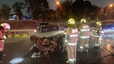 Tragedi Dini Hari Tol Jagorawi: Mercedes-Benz Hantam Truk Hingga Hangus Terbakar, 2 Orang Tewas!