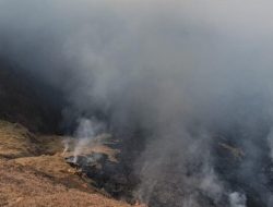 Kondisi Terkini Karhutla Kaldera Bromo: 120 Hektare Hangus, Tebing Curam Masih Membara