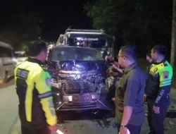 Hendak Isi Pengajian, Mobil KH Anwar Zahid Ringsek Ditabrak Truk Trailer di Bojonegoro