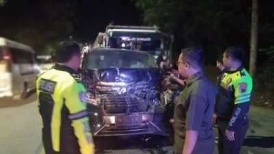 Hendak Isi Pengajian, Mobil KH Anwar Zahid Ringsek Ditabrak Truk Trailer di Bojonegoro