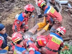 Dramatis! Petugas Berjibaku Evakuasi 2 Pekerja Proyek Tertimpa Beton dan Terendam Air Keruh di Jaktim