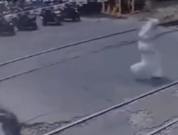 Terekam CCTV! Wanita Berbaju Putih Tersambar KRL di Kembangan Usai Menerobos Rel