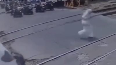 Terekam CCTV! Wanita Berbaju Putih Tersambar KRL di Kembangan Usai Menerobos Rel