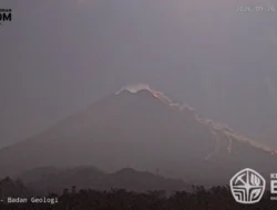 Erupsi di Malam yang Sama! Merapi Semburkan Awan Panas, Marapi Dentumkan Sumbar!