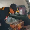 Isak Tangis di Kargo Soetta: Jenazah Sukarman Akhirnya Tiba untuk Dimakamkan di Carita