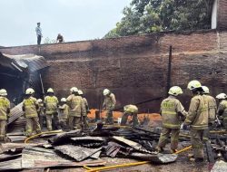 40 Personel Padamkan Kebakaran Bengkel Kayu di Duren Sawit Jaktim