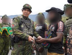 Kembali ke Pelukan NKRI, 4 Anggota OPM Puncak Jaya Serahkan Senjata Api ke Pangkoops Habema